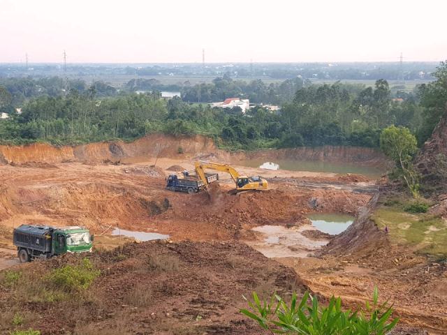 Khai th&aacute;c đất ồ ạc