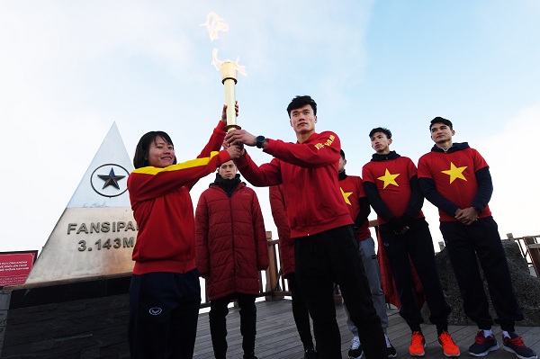 Các tuyển thủ U23 Việt Nam rước đuốc, truyền lửa cho đội tuyển bóng đá nữ quốc gia trên đỉnh Fansipan