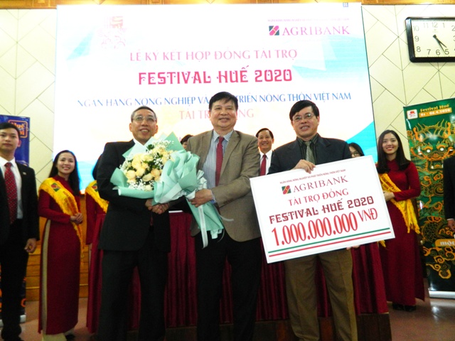 PCT UBND tỉnh Thừa Thiên Huế Nguyễn Dung tặng hoa chúc mừng