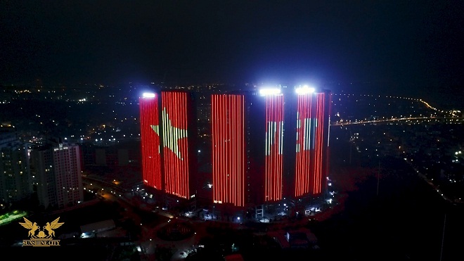 Cách đó không xa, Sunshine City Hà Nội với 6 tòa tháp nằm liền kề cũng phô diễn vẻ đẹp và sự hoành tráng khi cùng lúc thể hiện lá Quốc kỳ và dòng chữ Việt Nam đầy tự hào!