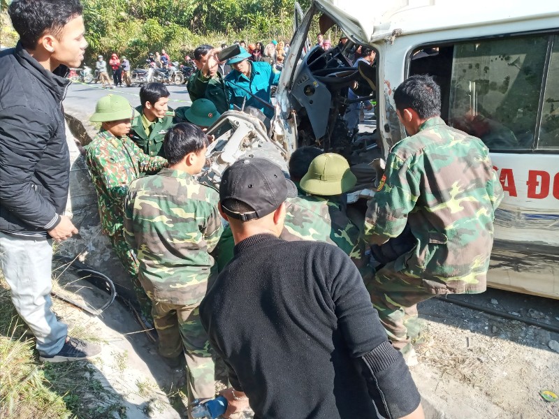 Hiện 4 người khác trong đoàn công tác bị thương nặng đang được cấp cứu tại BV Đa khoa huyện Kỳ Sơn