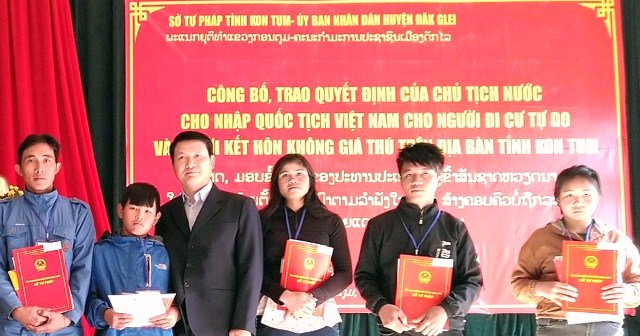 Kon Tum: Trao quốc tịch Việt Nam cho 15 người dân di cư tự do