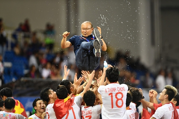 Thầy trò huấn luyện viên Park Hang-seo làm nức lòng người hâm mộ với HCV SEA Games 30 (Ảnh: Hoàng Hà)