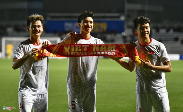 Bóng đá Việt Nam đang sở hữu nhiều cầu thủ trẻ chất lượng, trong đó Văn Hậu (giữa) là một trong những gương mặt nổi bật (Ảnh: Hoàng Hà)