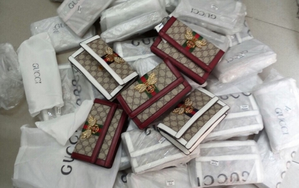 Hà Nội: 'Đột kích' cơ sở bán túi xách nhái hàng hiệu LV, Chanel, Gucci