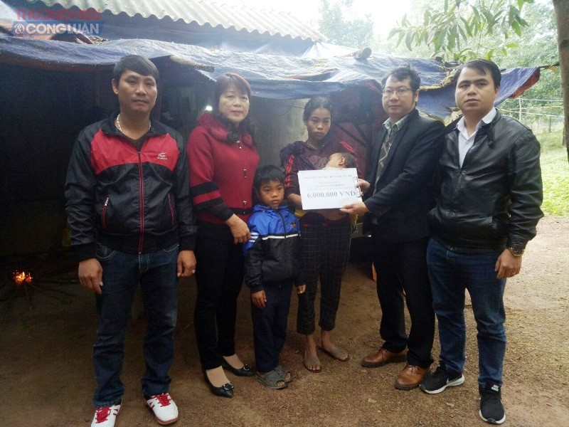 Lãnh đạo Phân hiệu Đại học Huế cùng lãnh đạo trường Tiểu học Vĩnh Khê về tận nhà trao quà và tiền cho gia đình em Hồ A Rông