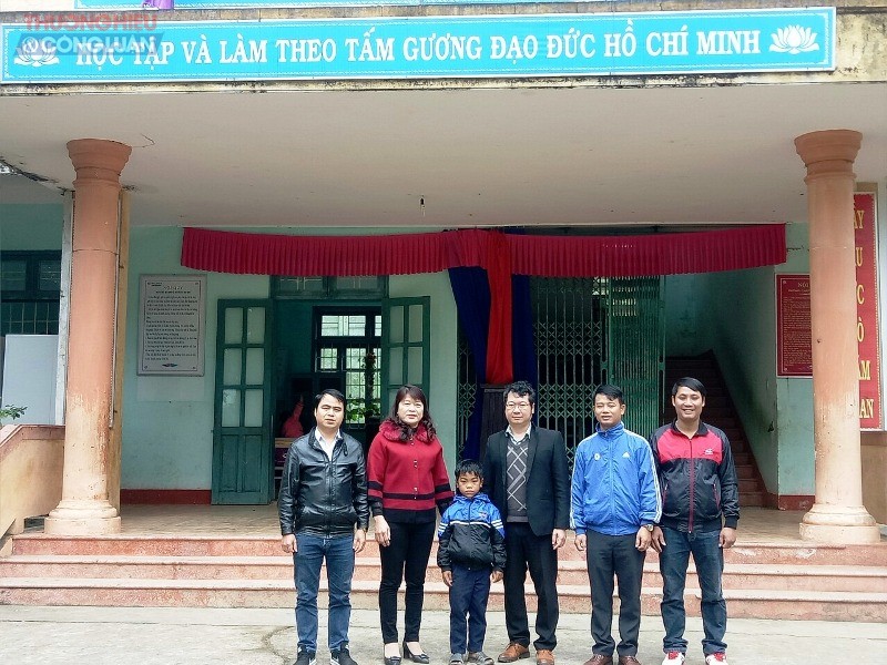 TS. Trương Chí Hiếu – Giám đốc Phân hiệu Đại học Huế tới tận trường để thăm hỏi em Hồ A Rông