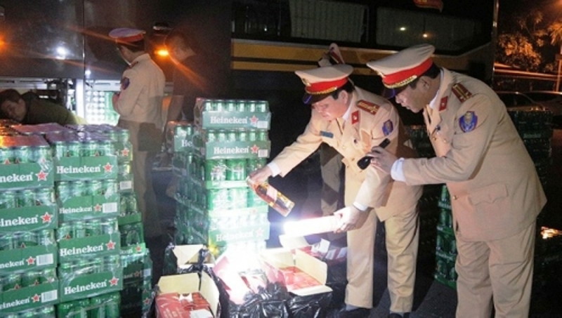 Trong 2 ngày 11-12/12, lực lượng chức năng tỉnh Hà Tĩnh liên tiếp phát hiện số lượng lớn bia, rượu nhập lậu