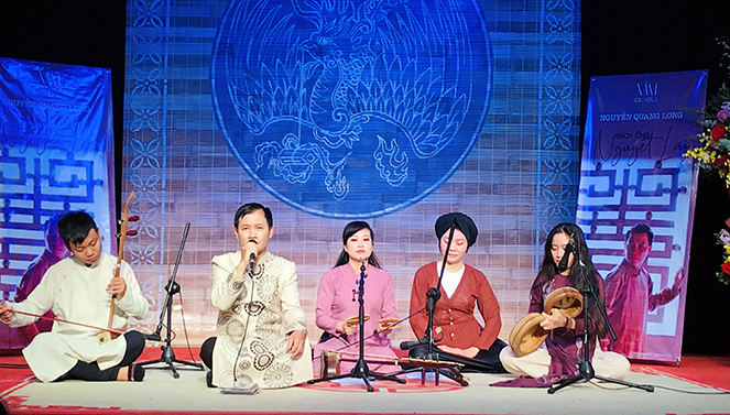 Nhạc sĩ Nguyễn Quang Long cùng nhóm Xẩm Hà Thành trong buổi ra mắt album “Trách ông Nguyệt Lão”