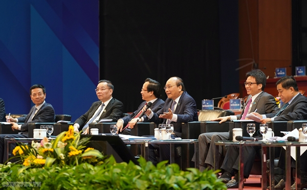 Thủ tướng Nguyễn Xuân Phúc và lãnh đạo Chính phủ, các bộ ngành đối thoại với thanh niên (Ảnh: VGP/Quang Hiếu)