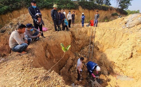 Phát hiện nhiều bao tải chứa chất thải được chôn lấp sơ sài tại thôn Lai Sơn (Ảnh Vietnamnet)