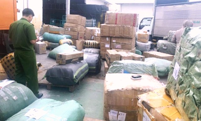 Đà Nẵng: Truy tìm chủ nhân lô hàng hiệu có giá trị khoảng 5 tỷ đồng