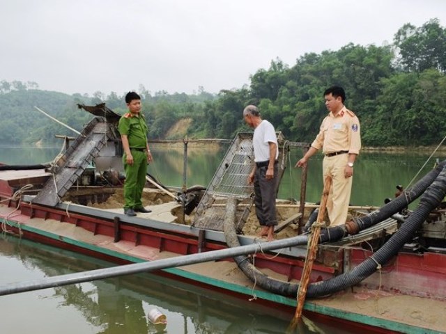Lực lượng chức năng từng phát hiện nhiều vụ việc khai thác cát trái phép trên sông Lam