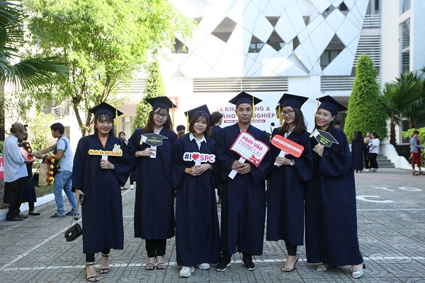 Sinh viên tham dự lễ tốt nghiệp tại Trường Trung cấp Bách Khoa Sài Gòn