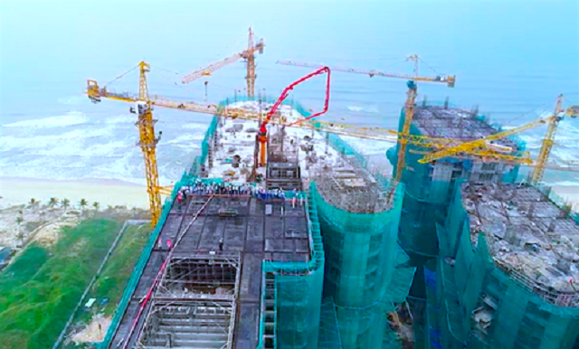 Ariyana Beach Resort & Suites là khu căn hộ nghỉ dưỡng cao tầng duy nhất tại Đà Nẵng toạ lạc ngay trên bãi biển đẹp nhất hành tinh