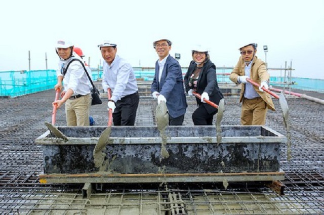 Ông Nguyễn Cảnh Sơn (giữa), Tổng giám đốc Công ty cổ phần Ariyana thực hiện nghi lễ cất nóc Ariyana Beach Resort & Suites Đà Nẵng