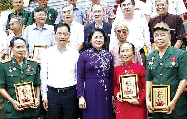 Phó chủ tịch nước Đặng Thị Ngọc Thịnh tiếp đoàn đại biểu người có công tỉnh Nam Định