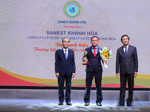 Đại diện Lãnh đạo Công ty CP NGK Sanest Khánh Hoà vinh dự được nhận Cúp Thương hiệu Việt phát triển bền vững