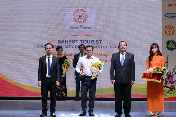 Đại diện Lãnh đạo Công ty TNHH MTV Du lịch Sanest Tourist vinh dự được nhận Cúp vàng Thương hiệu Việt uy tín