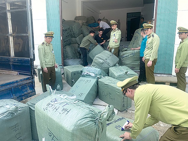 Đội QLTT số 2 Lạng Sơn kiểm tra hàng hóa vi phạm