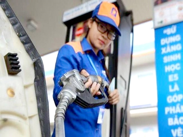 Giá xăng RON95 giảm gần 200 đồng/lít