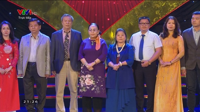 Ông Lê An Trung – Chủ tịch HĐQT Công ty Cổ phần Macca Nutrition Việt Nam (thứ 3 bên phải sang) trong buổi lễ tri ân các nhà hảo tâm