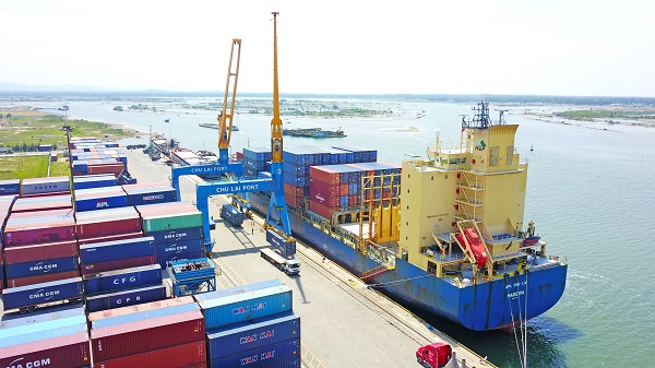 Hàng hóa được đưa lên tàu tại cảng Chu Lai để xuất khẩu