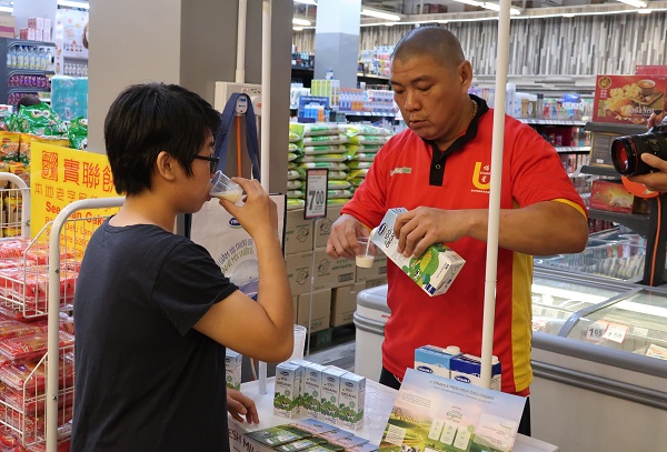 Người tiêu dùng Singapore tìm hiểu về sữa tươi Organic tại quầy dùng thử sản phẩm sữa Vinamilk trong các siêu thị Tiêu chuẩn Organic Châu Âu