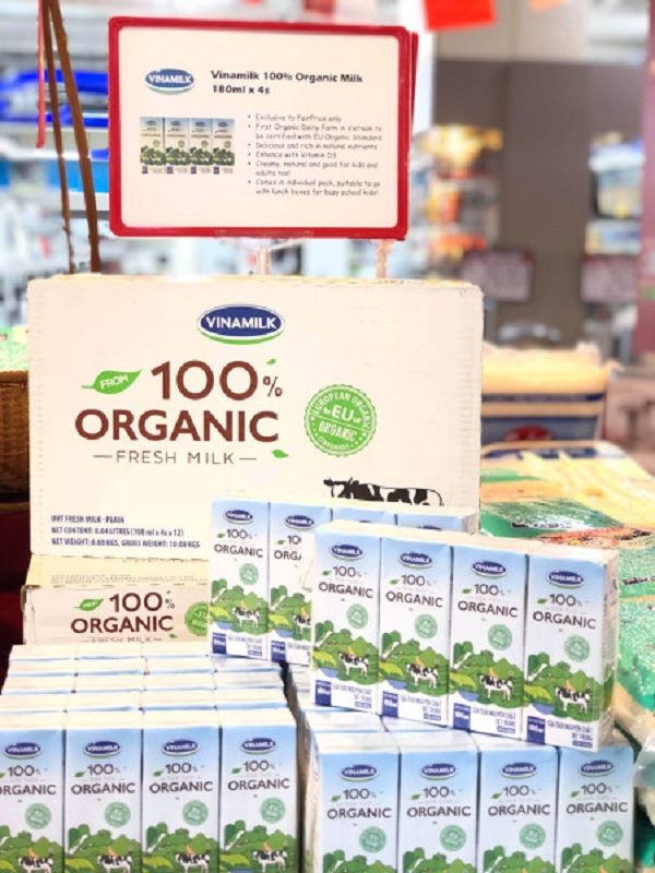 Có thể dễ dàng nhận biết logo “EU Organic” trên các hộp sữa organic của Vinamilk