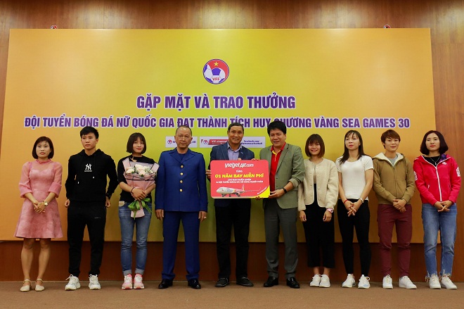 Đại diện Hãng hàng không Vietjet đã trao phần quà đặc biệt trân trọng tới các cầu thủ cùng gia đình và ban huấn luyện của đội tuyển bóng đá nữ.