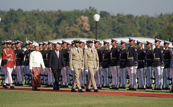 Thủ tướng Nguyễn Xuân Phúc và Tổng thống Myanmar Win Myint duyệt đội danh dự.