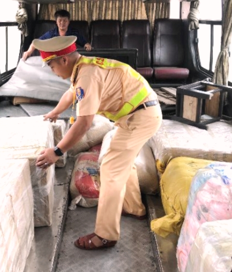 Nhiều kiện h&agrave;ng thu