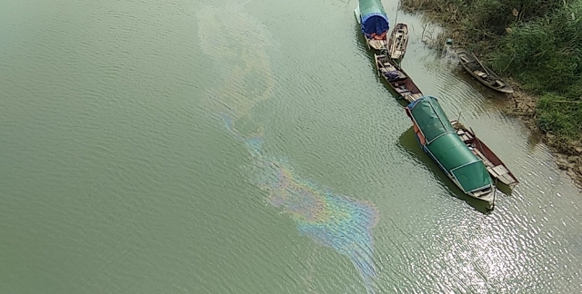 Vệt dầu loang nhiều lần xuất hiện trên sông Lam
