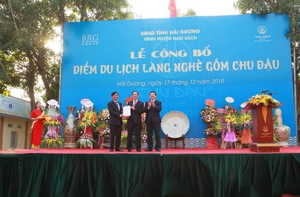 Chủ tịch UBND tỉnh Hải Dương trao quyết định công nhận điểm du lịch làng nghề Gốm Chu Đậu cho lãnh đạo huyện Nam Sách và Công ty CP Gốm Chu Đậu (Ảnh Chí Cường)