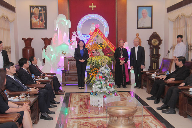 Phó Chủ tịch nước Đặng Thị Ngọc Thịnh tặng hoa chúc mừng nhân dịp lễ giáng sinh