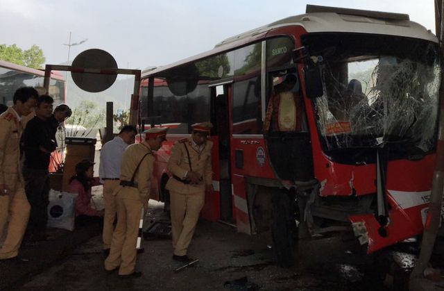 Thanh Hóa: Xe khách bất ngờ lao vào trạm thu phí, tài xế bị thương nặng