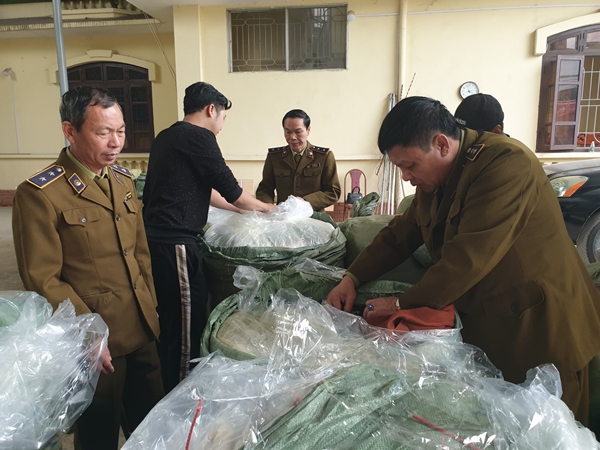 Lực lượng chức năng kiểm đếm số h&agrave;ng vi phạm (Ảnh Cục Quản l&yacute; thị trường)