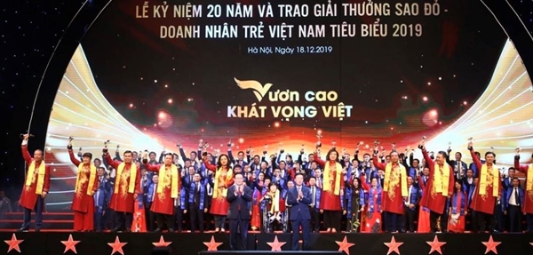 Trưởng Ban Tuyên giáo Trung ương Võ Văn Thưởng và Phó thủ tướng Vương Đình Huệ trao giải cho 10 Doanh nhân Sao Đỏ xuất sắc nhất năm 2019