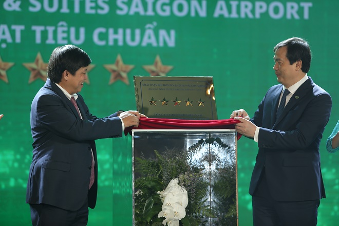 Khách sạn Holiday Inn & Suites Saigon Airport đã đón nhận quyết định công nhận khách sạn đạt tiêu chuẩn 5 sao từ Tổng cục Du lịch Việt Nam.