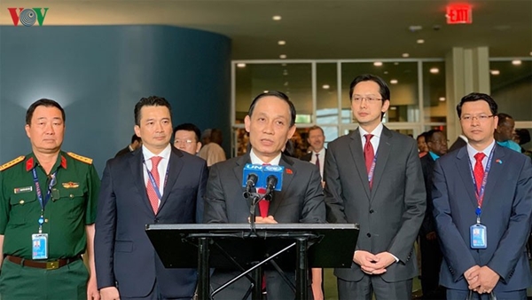 Thứ trưởng Bộ Ngoại giao Việt Nam Lê Hoài Trung họp báo sau lễ bỏ phiếu