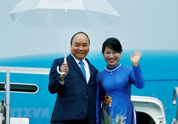 Thủ tướng Nguyễn Xuân Phúc và Phu nhân đặt chân xuống sân bay quốc tế Kansai, Nhật Bản (Ảnh: Thống Nhất/TTXVN)