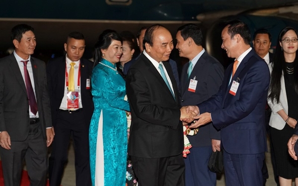 Thủ tướng và Phu nhân được chào đón tại sân bay quân sự Bangkok (Ảnh: Chinhphu.vn)