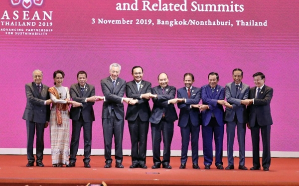 Lãnh đạo các nước ASEAN nắm tay thể hiện tình đoàn kết