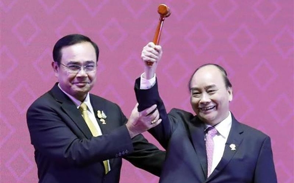 Thủ tướng Nguyễn Xuân Phúc nhận chiếc “búa Chủ tịch ASEAN” từ Thủ tướng Thái Lan (Ảnh: Chinhphu.vn)