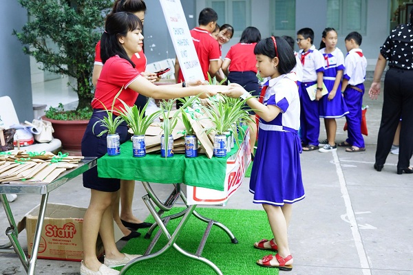 SeABank Tiền Giang cùng các em học sinh Khối 5 - trường tiểu học Thủ Khoa Huân trở thành những chiến binh xanh cho môi trường