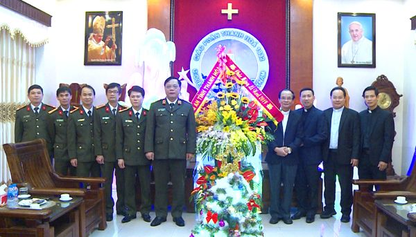 Thiếu tướng Nguyễn Hải Trung, Ủy viên BTV Tỉnh ủy, Giám đốc Công an tỉnh tặng hoa chúc mừng Tòa Giám mục Thanh Hóa
