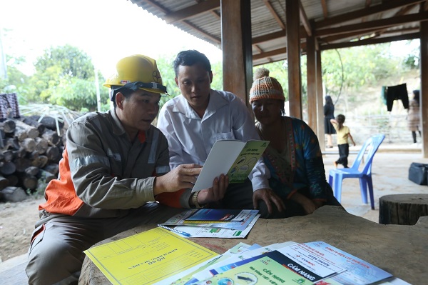 Công nhân Điện lực Mường Nhé hướng dân người dân cách sử dụng điện an toàn, tiết kiệm