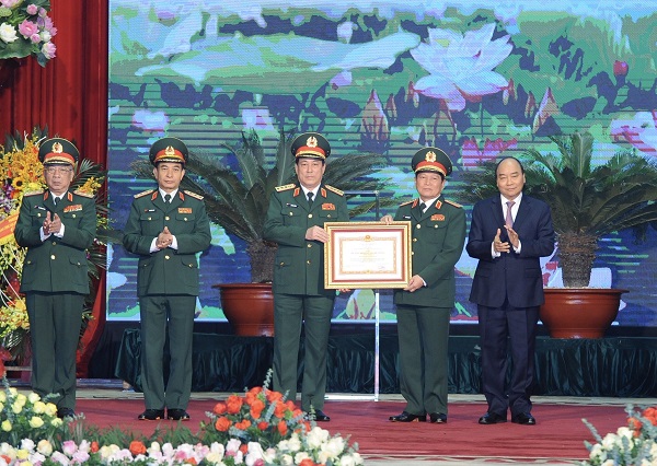 Thay mặt lãnh đạo Đảng, Nhà nước, Thủ tướng Nguyễn Xuân Phúc trao Huân chương Quân công hạng Nhất cho Bộ Quốc phòng (Ảnh: VGP/Quang Hiếu)
