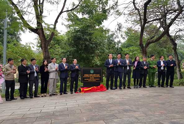Gắn biển công trình chào mừng kỉ 120 năm đô thị Vĩnh Yên tại công viên Đồi Cao