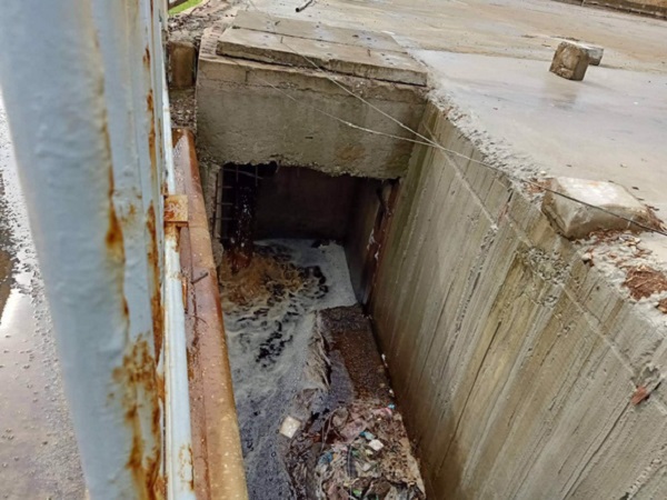 Nước màu đen từ cống Công ty TNHH MTV Hào Hưng Quảng Ngãi chảy ra biển (Ảnh NLĐ) Nước màu đen từ cống Công ty TNHH MTV Hào Hưng Quảng Ngãi chảy ra biển (Ảnh NLĐ)